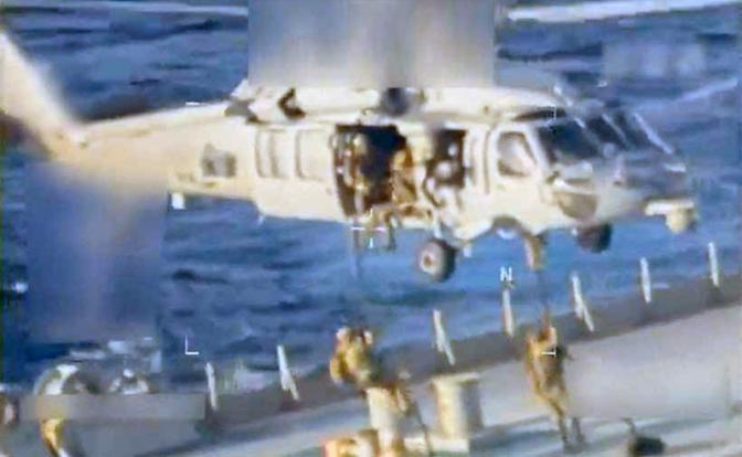 Пошли на абордаж: Десантники Трампа захватили в Атлантике российский нефтяной танкер