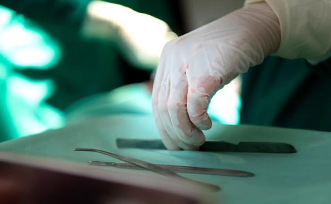 В Новосибирске женщина отдала 1,3 миллиона за пластику и осталась с дырой вместо подбородка