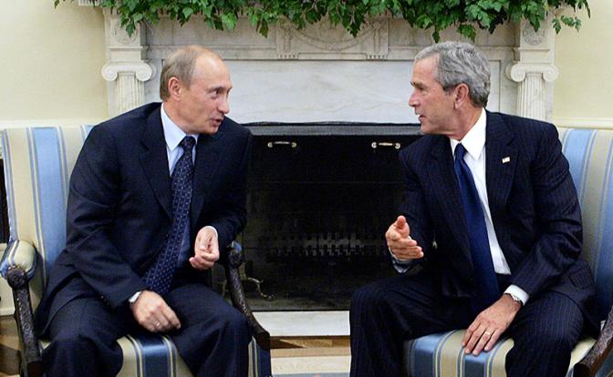 На фото (слева направо): президент России Владимир Путин и президент США Джордж Буш.