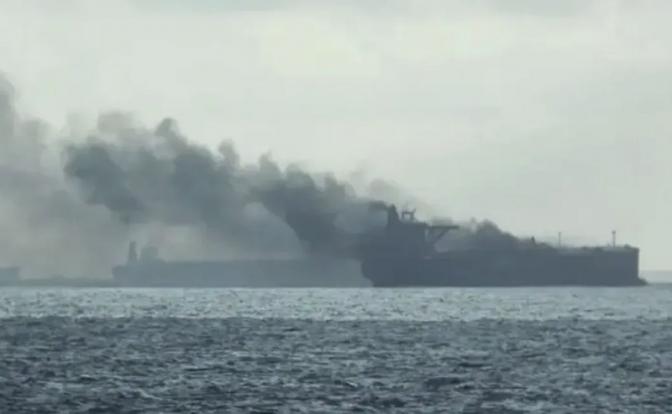 На фото: нефтяной танкер под флагом Палау, следовавший у берегов Кастамону, был атакован беспилотником. Танкер под названием «Эльбус» получил повреждения в результате атаки, но никто из членов экипажа не пострадал.