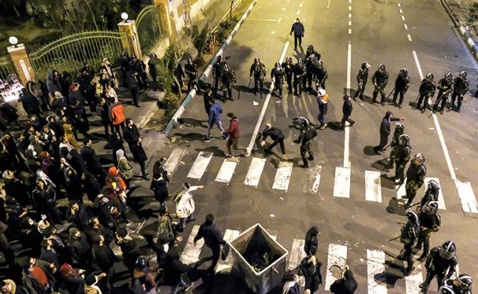 Городскими боями в Иране верховодит из Парижа 73-летняя Марьям Раджави