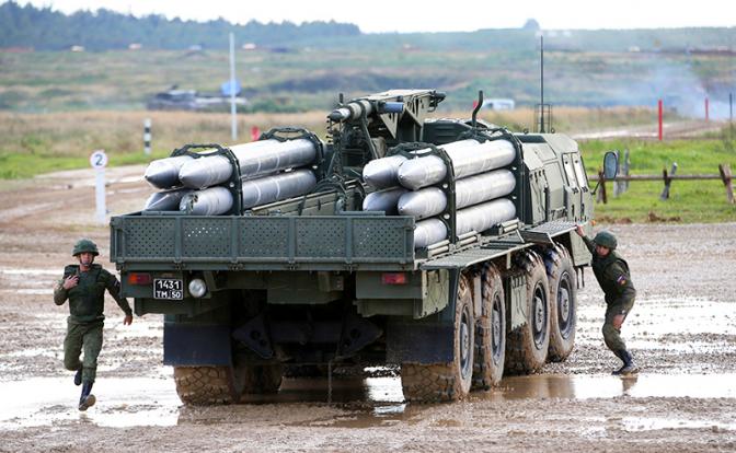 На фото: реактивная система залпового огня БМ-30 "Смерч".