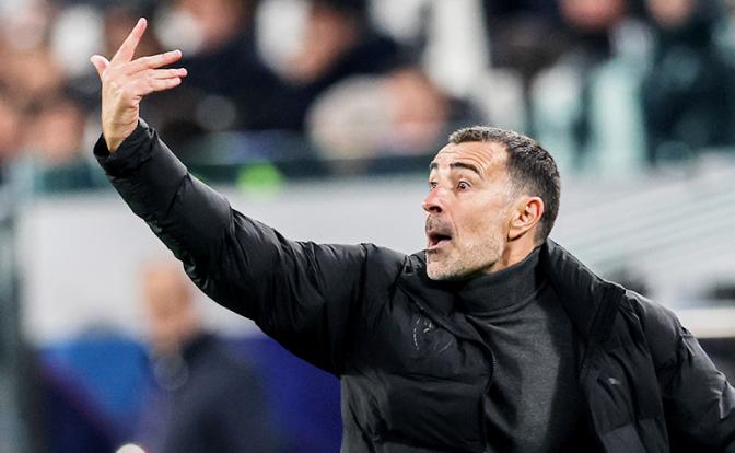 На фото: тренер «Пафоса» Хуан Карлос Карседо в действии во время матча Лиги чемпионов УЕФА 2025/2026 между «Ювентусом» и «Пафосом» на стадионе «Альянц», декабрь 2025 года.