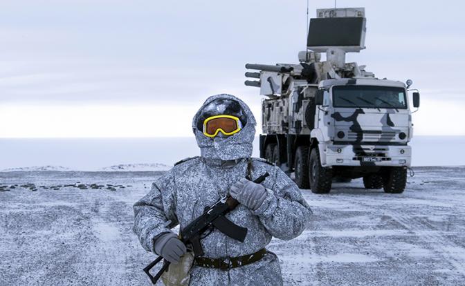 На фото: самоходный зенитный ракетно-пушечный комплекс наземного и морского базирования "Панцирь-С1" на военной базе "Северный клевер" в Арктике.