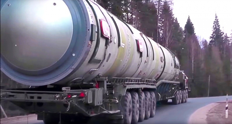 На фото: российский ракетный комплекс наземного шахтного базирования РС-28 "Сармат" с тяжелой жидкостной межконтинентальной баллистической ракетой "Сармат", которая разрабатывалась с 2000-х годов специалистами АО "Государственный ракетный центр им. В. П. Макеева" в качестве замены комплекса Р-36М2 "Воевода".