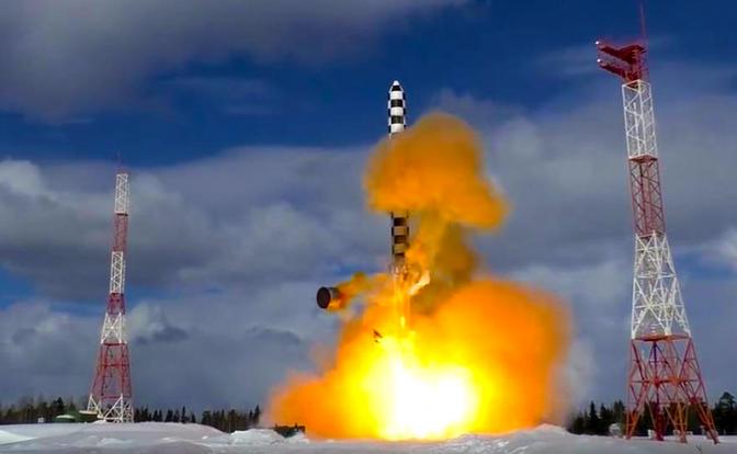 На фото: запуск тяжелой МБР «Сармат».