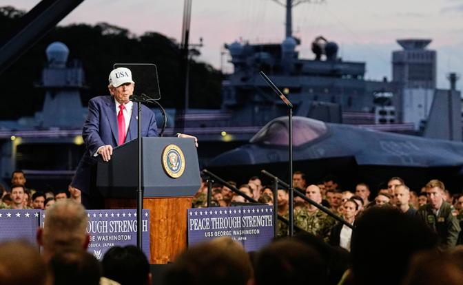 На фото: президент США Дональд Трамп во время встречи с американскими военнослужащими.