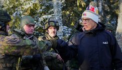 Президент-гробовщик разрывается от любви к Маннергейму и Зеленскому