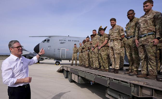 На фото: премьер-министр Великобритании Кир Стармер на базе Королевских ВВС Великобритании Акротири.