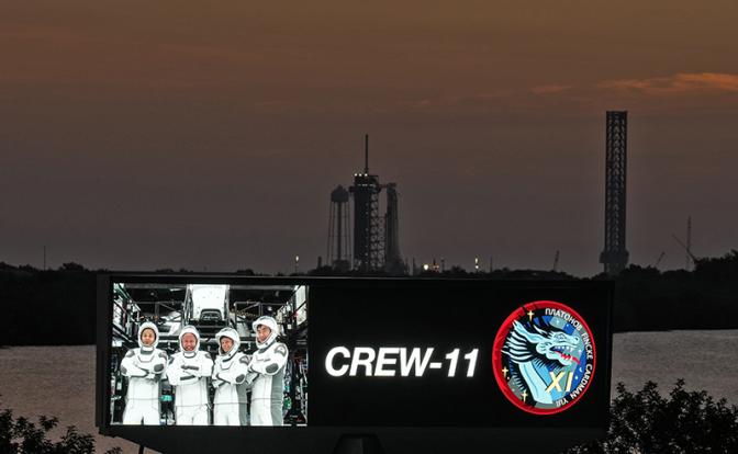 На фото: ракета-носитель Falcon-9 и экипаж космического корабля Crew Dragon в Космическом центре им. Джона Кеннеди