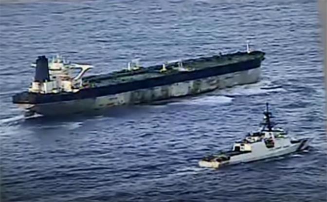 На фото: в Сети появилось видео, на котором видно, как судно Береговой охраны США идет рядом с танкером «Маринер» под российским флагом.