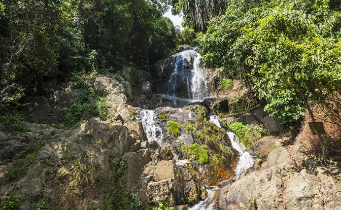 На фото: водопад на острове Самуи.