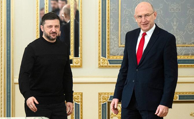 На фото (справа налево): министр обороны Великобритании Джон Хили и Владимир Зеленский в Киеве.