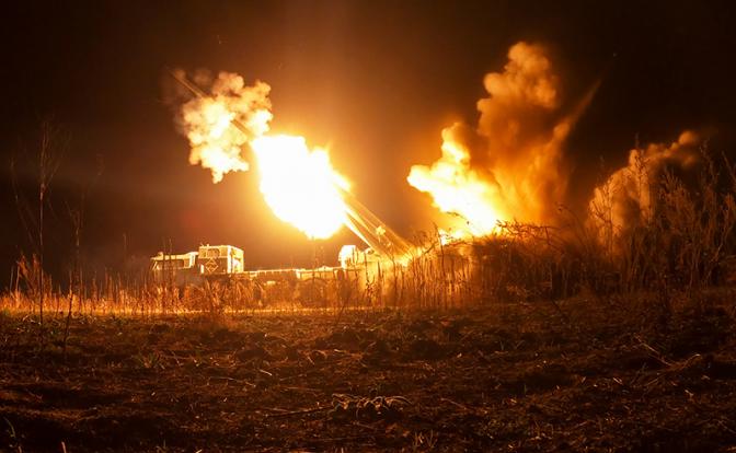 На фото: боевая работа РСЗО "Торнадо-С"