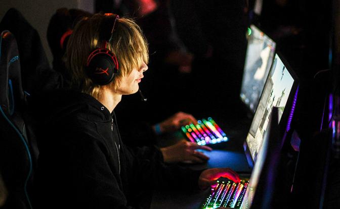 Эксперты объяснили, почему дети и родители нередко «задвигают» учебу ради киберспорта
