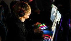 Эксперты объяснили, почему дети и родители нередко «задвигают» учебу ради киберспорта