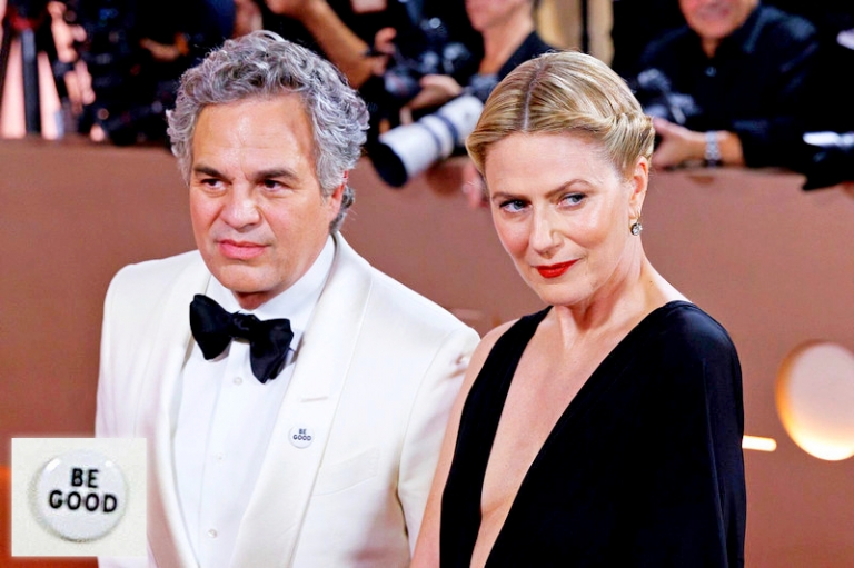 На фото: актер, продюсер и активист Марк Руффало и его супруга актриса Санрайз Койни на красной дорожке 83-й ежегодной церемонии вручения премии &laquo;Золотой глобус&raquo;. 