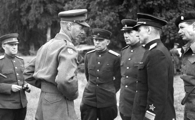 На фото: контр-адмирал Н.М. Харламов (справа) и британский генерал М. Демпси (слева) беседуют на встрече в Нормандии, 1944.