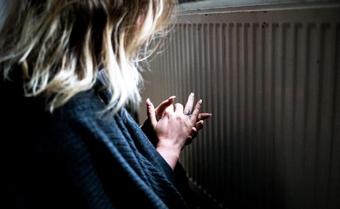 Медик: Холодные руки могут быть симптомами опасных заболеваний