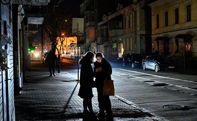 На фото: во время отключения электроэнергии в Киеве