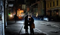 Под постоянные ночные обстрелы украинцы втихаря сводят счеты с Бандерой - это ж русские виноваты будут