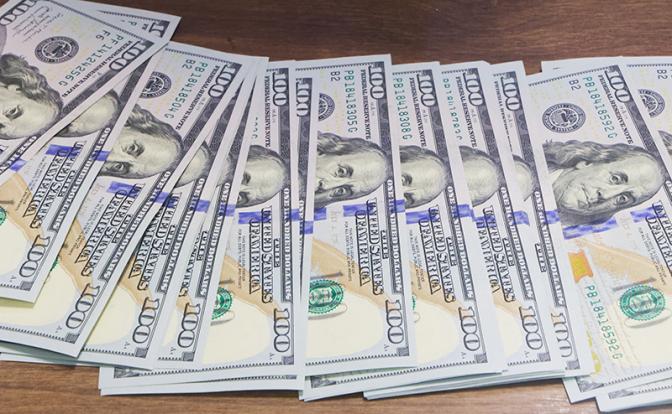 В аэропорту Внуково задержали россиянку с незадекларированными 105 тысячами долларов