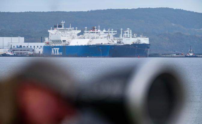 На фото: танкер для сжиженного природного газа «LNG Adventure» перекачивает сжиженный природный газ на плавучую установку для хранения и регазификации (FSRU) «Нептун» в порту Мукран, Германия.
