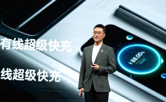 На фото: генеральный директор Huawei Terminal BG Хэ Ган на презентации нового смартфона Huawei Nova 15.