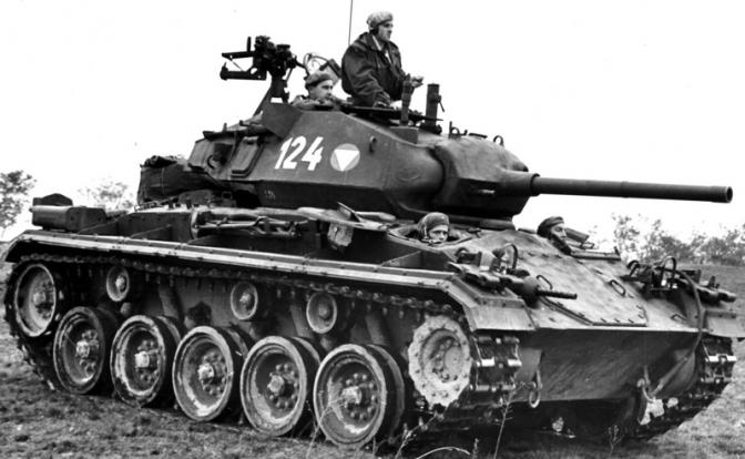 На фото: австрийские танки вышли к венгерской границе. 1956 год.