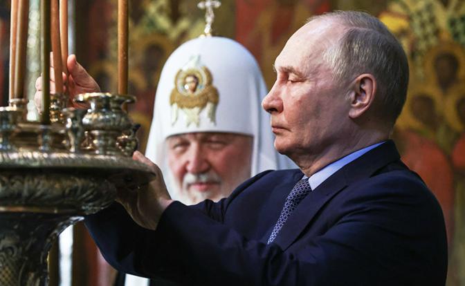 На фото: президент РФ Владимир Путин (на первом плане) и патриарх Московский и всея Руси Кирилл