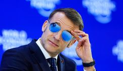 Курятник в Давосе притих: Петушистый Макрон с опаской ждет, когда зайдет Трамп. Кто у него сегодня на суп?