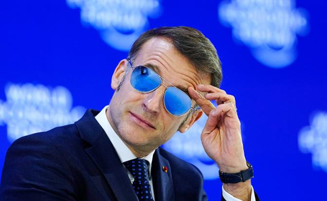 На фото: президент Франции Эмманюэль Макрон во время пленарной сессии на Всемирном экономическом форуме (ВЭФ).