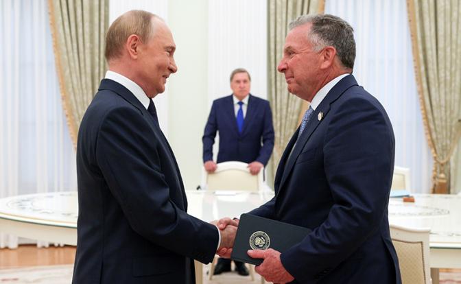 На фото: президент РФ Владимир Путин и спецпосланник президента США Стивен Уиткофф (слева направо) во время встречи в Кремле. Архивное фото.