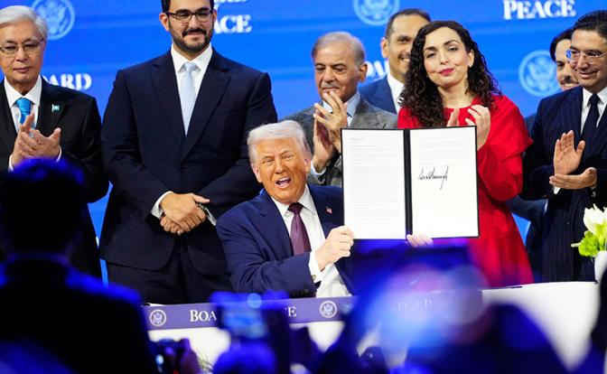 На фото: президент США Дональд Трамп (в центре) на церемонии учреждения Совета мира в рамках ежегодного заседания Всемирного экономического форума.