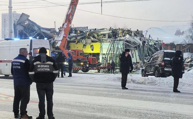 На фото: руины двухэтажного торгового центра на улице Болдырева.