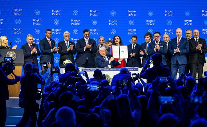 На фото: президент США Дональд Трамп (в центре) на церемонии учреждения Совета мира в рамках ежегодного заседания Всемирного экономического форума