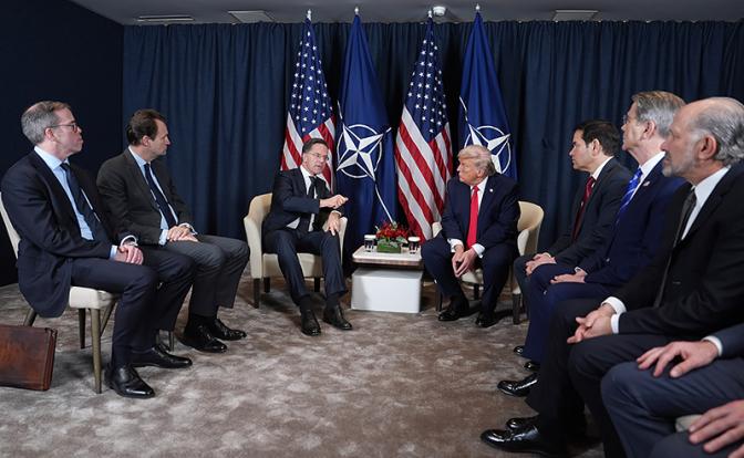 На фото: Генеральный секретарь НАТО Марк Рютте (в центре слева) и президент США Дональд Трамп (в центре справа) на Всемирном экономическом форуме