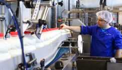 Минсельхоз отчитался о рекордных надоях. Куда утекают молочные реки