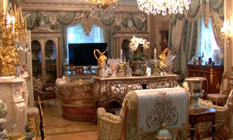 На фото: в доме, где сотрудники правоохранительных органов задержали Захария Калашова, известного также как Шакро Молодой.