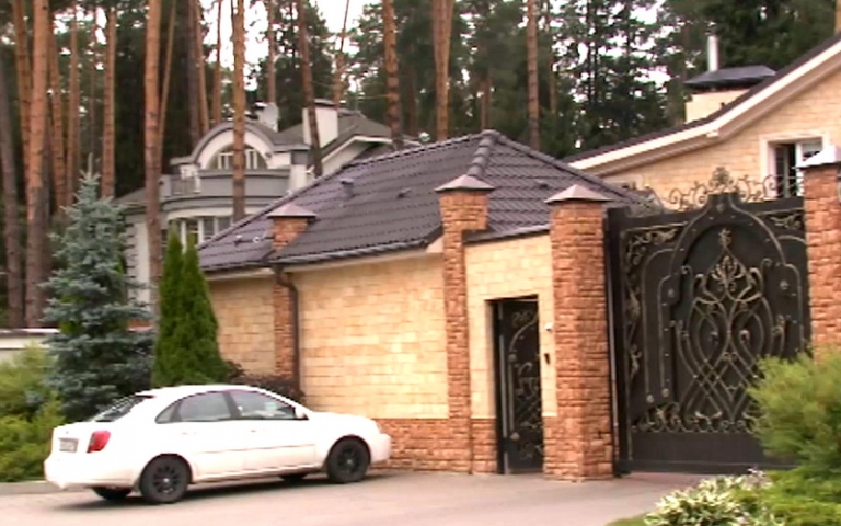 На фото: дом, где сотрудники правоохранительных органов задержали Захария Калашова, известного также как Шакро Молодой.