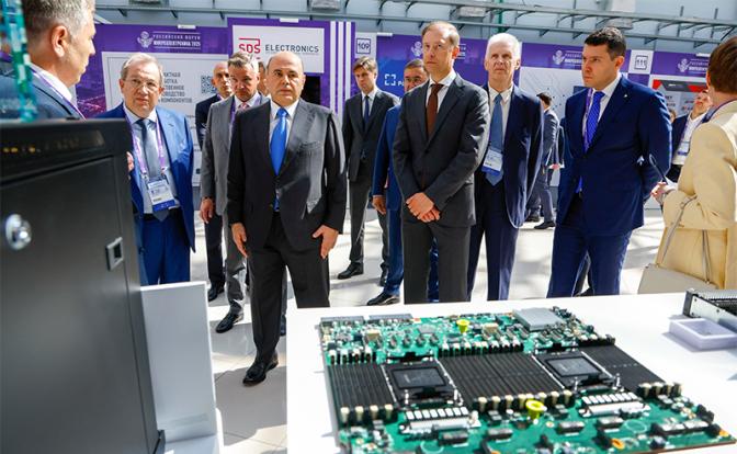 На фото: президент Российской академии наук (РАН) Геннадий Красников, премьер-министр РФ Михаил Мишустин, первый вице-премьер РФ Денис Мантуров и помощник президента РФ Андрей Фурсенко (слева направо) на форуме "Микроэлектроника-2025".