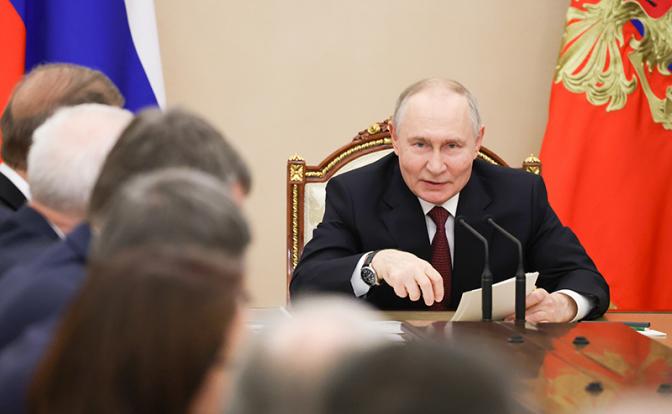 На фото: президент РФ Владимир Путин на совещании