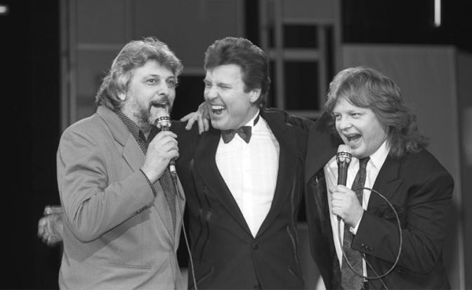 На фото: эстрадные певцы Вячеслав Григорьевич Добрынин, Лев Валерьянович Лещенко, Юрий Михайлович Антонов (слева направо) во время выступления на праздничном концерте "50 не 50", 1992 год.