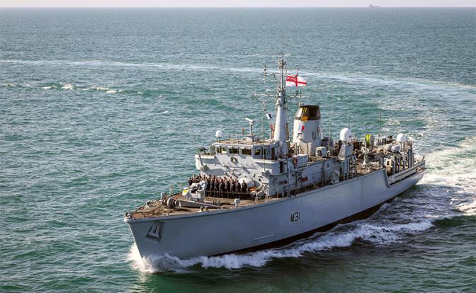 На фото: корабль Королевского военно-морского флота отслеживает движение российского судна.