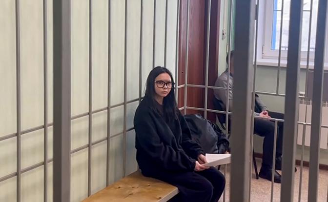 На фото: фигурантка дела о фиктивном похищении подростка Батырова во время избрания меры пресечения в Центральном районном суде