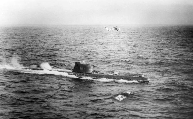 На фото: подводная лодка Б-59 в Карибском море, 1962
