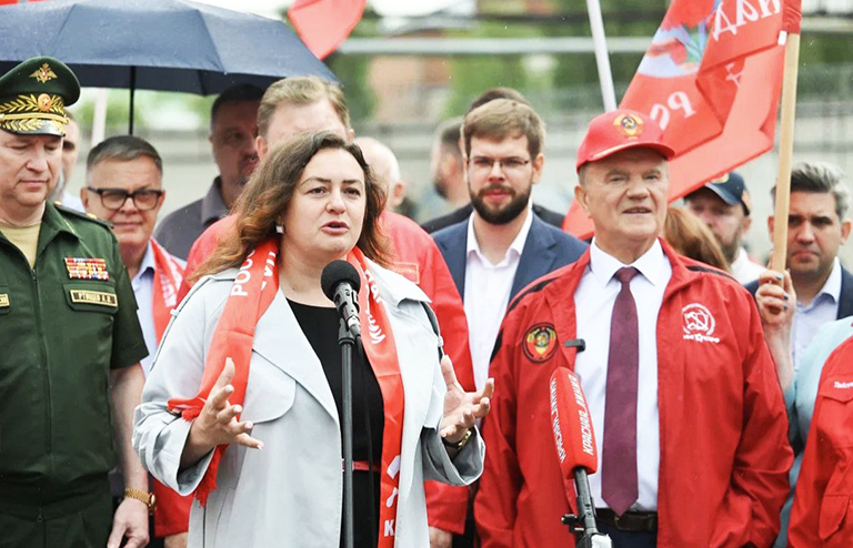 На фото: мэр Черногорска Елена Гопина и лидер КПРФ Геннадий Зюганов