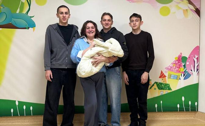 На фото: глава Черногорска Елена Гопина со своими детьми