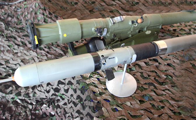 На фото: переносной зенитно-ракетный комплекс "Игла-С"