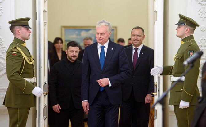 На фото: президент Литвы Гитанас Науседа (в центре) на совместной пресс-конференции с президентом Украины Владимиром Зеленским(второй слева) и президентом Польши Каролем Навроцким